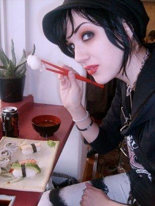 <img0*410:stuff/First_time_eating_sushi%7e%21df.jpg>