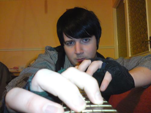 Me,_with_my_fingers_on_a_guitar_fret,_groovy