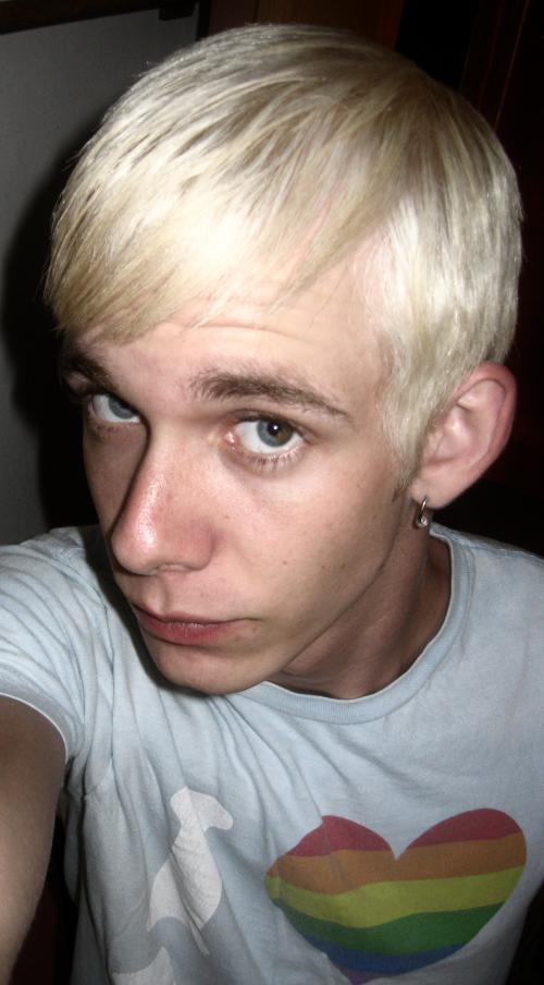 <img500*904:stuff/Me_with_platinum_hair_again..jpg>