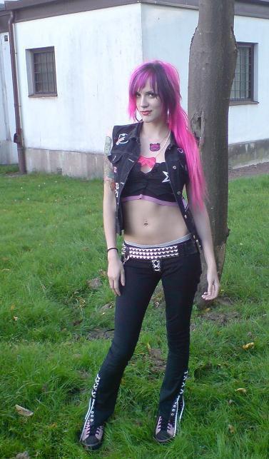 <img0*643:stuff/My_hair_was_pink_and_black_once.jpg>